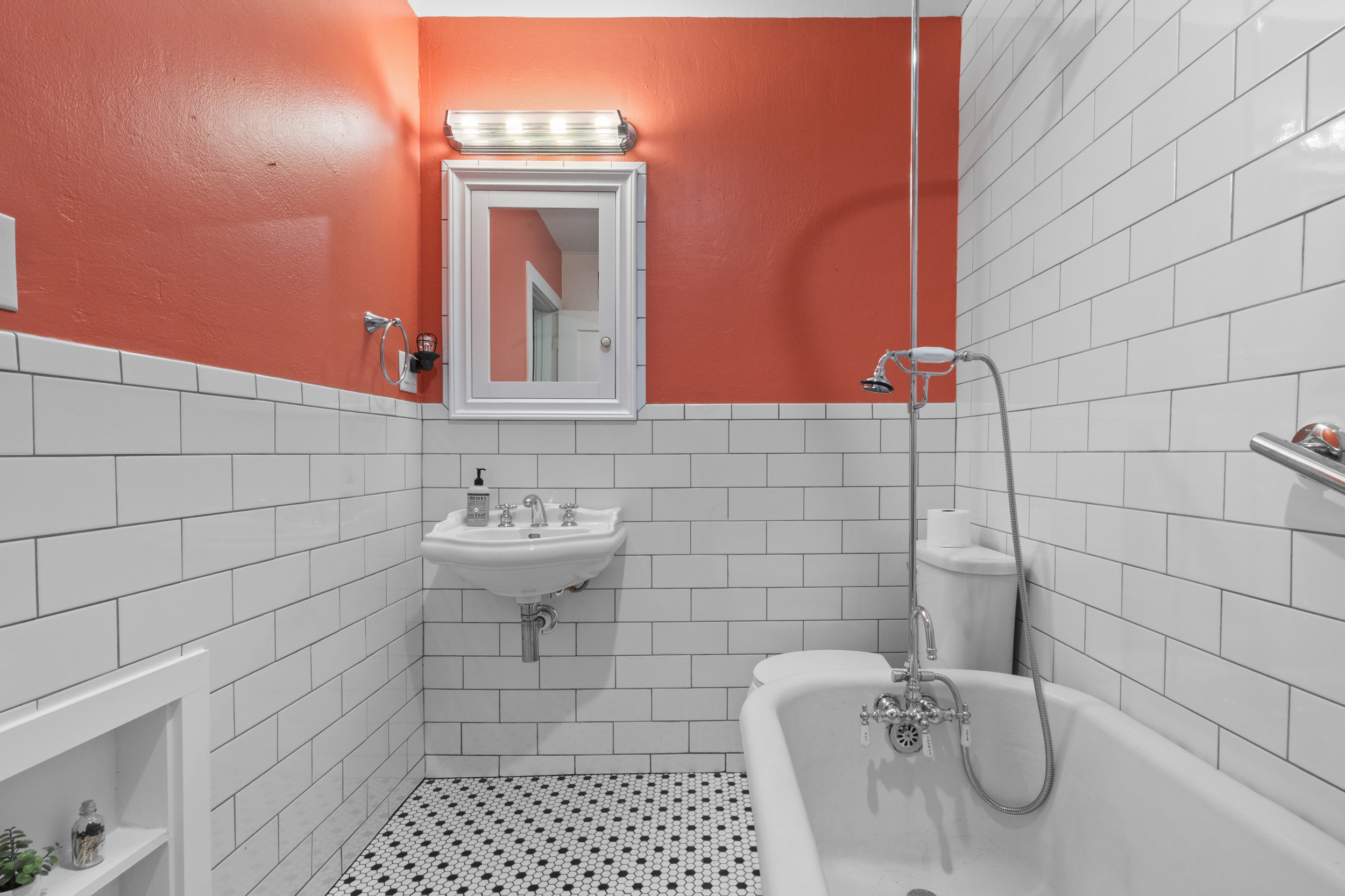 Traditional guest bathroom remodel in Dallas - gallery photo 3